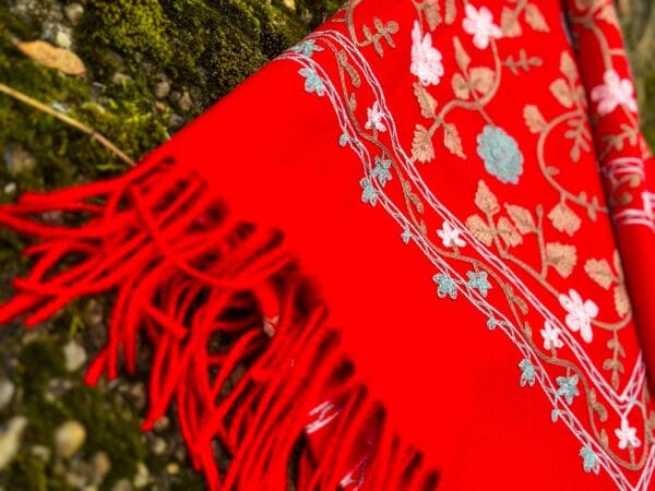 Lekki szal ręcznie haftowany w  kolorze czerwonym