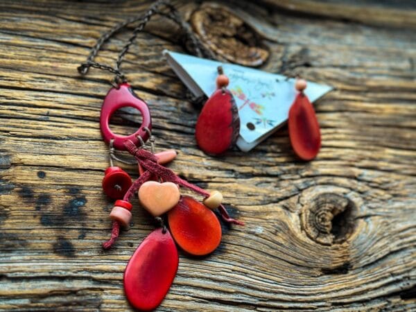 Ręcznie robiony naszyjnik z nasion tagua z kolczykami – komplet czerwony