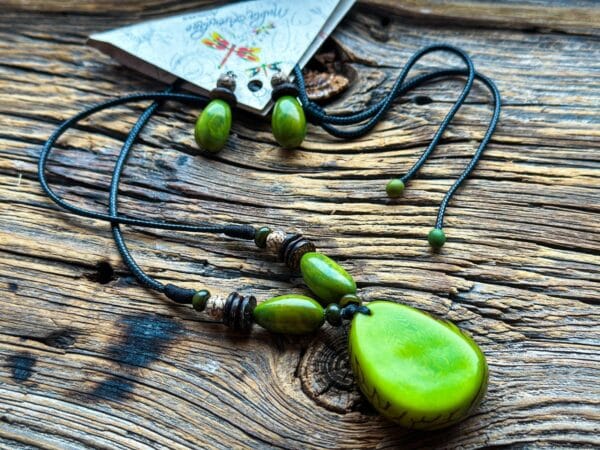 Ręcznie robiony naszyjnik z nasion tagua z kolczykami – komplet zielony