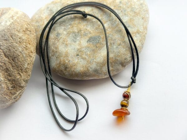 Naszyjnik z tygrysim okiem i czerwonym jaspisem – pamiątka z Kolumbii