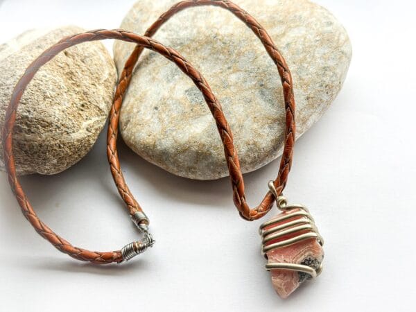 Naszyjnik z rodochrozytem w ręcznie robionym metalowym osadzeniu