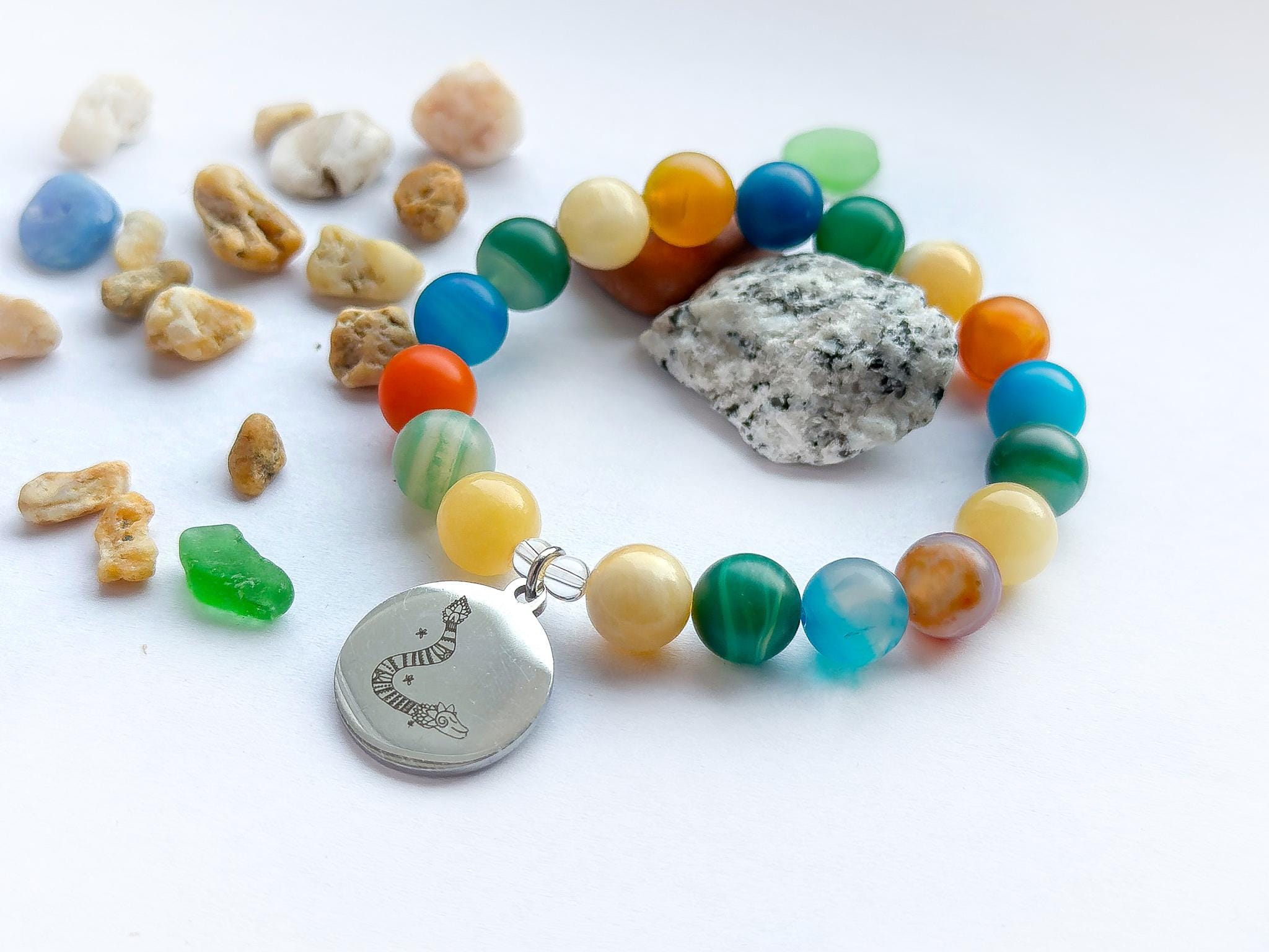 4d52c42d-4ab5-4b3a-b5ab-3998756c167e Bransoletka z agatu i jadeitu z przywieszką z przywieszką rysunkiem Beaty Pawlikowskiej Wąż Quetzalcoatl - obrazek 1