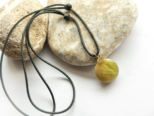 Naszyjnik z zielonym kalcytem pamiątka z Kolumbii