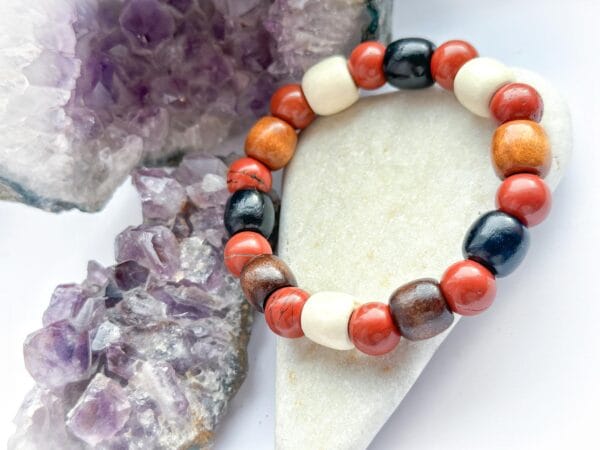 Bransoletka z Czerwonym Jaspisem i Białym Jadeitem z Drewnianymi Koralikami