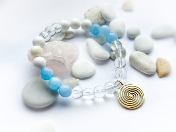 Bransoletka z jadeitu , akwamarynu i kryształu górskiego z przywieszką spirala