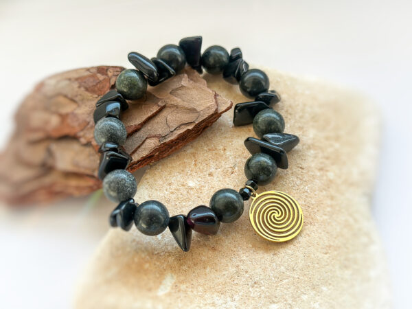 Bransoletka z jaspisu  i turmalinu z przywieszką  spirala