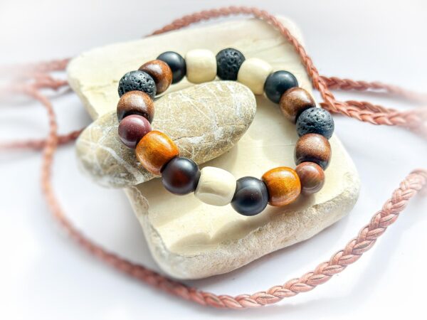 Bransoletka z lawy wulkanicznej i drewnianych koralików w różnych odcieniach