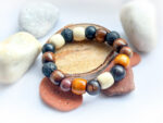 Bransoletka z lawy wulkanicznej i drewnianych koralików w różnych odcieniach - obrazek 2