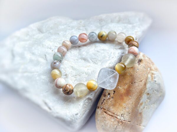 Bransoletka z naturalnych kamieni z kryształem górskim