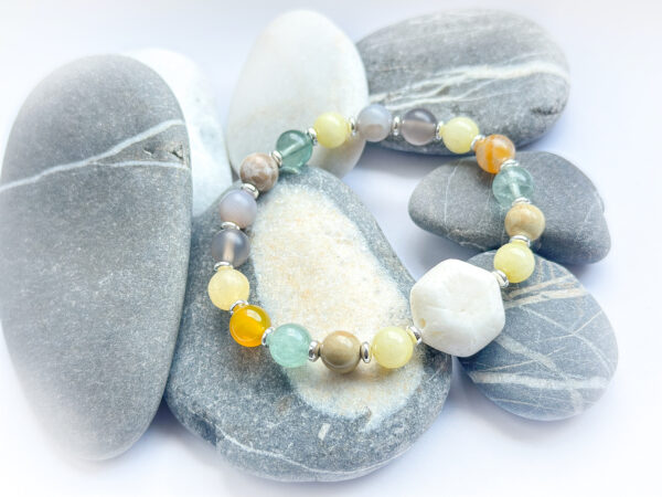Bransoletka z naturalnych kamieni. Agat, fluoryt, jaspis, jadeit i biały jadeit